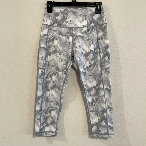 UURUN Women’s Leggings Small Grey & White Tie Dye Cropped Workout Athleisure - Picture 4 of 14